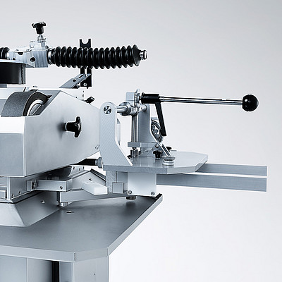 Swiveling belt grinding device